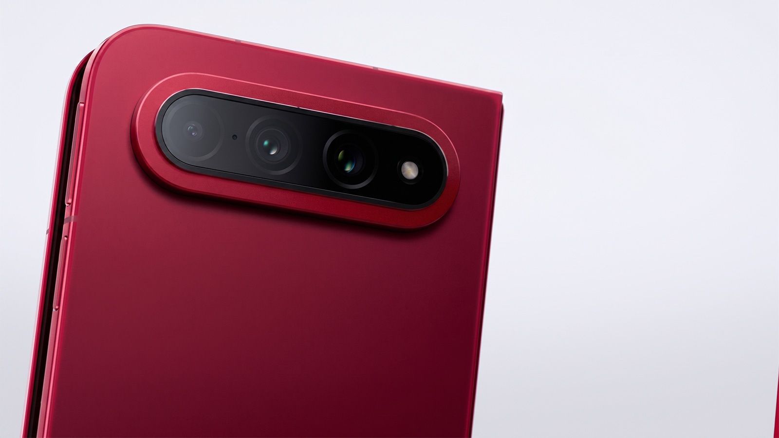 Módulo de triple cámara trasera en un Xiaomi plegable de color rojo.