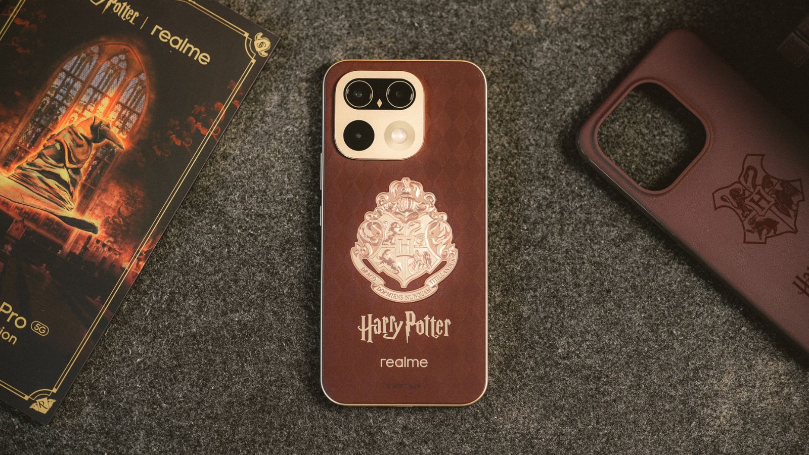 realme 16 Pro Harry Potter Edition junto a su funda