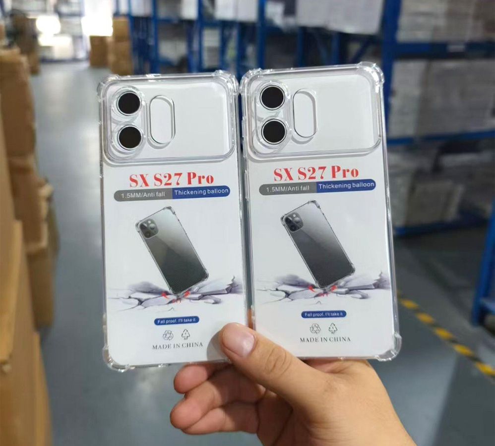 Dos fundas transparentes con refuerzo en las esquinas para Samsung Galaxy S27 Pro sostenidas por una mano en un almacén.