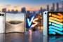 Comparativa entre un dispositivo plegable iPhone Duo y un iPad mini sobre un fondo urbano al atardecer.
