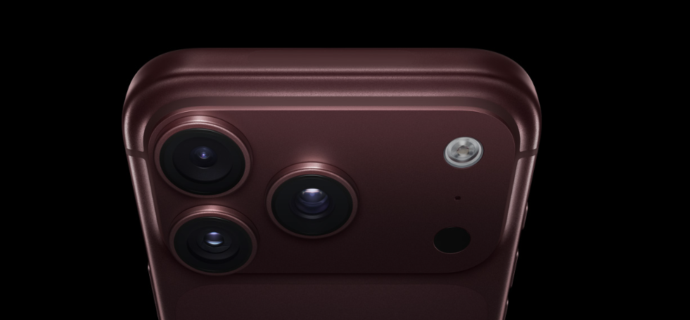 Primer plano superior de la configuración de cámaras traseras de un iPhone 18 Pro en acabado granate.