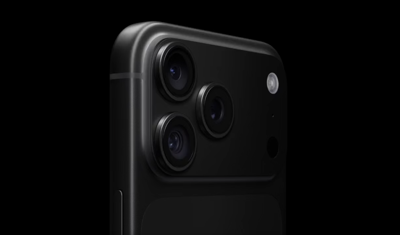Primer plano del módulo de cámaras traseras de un iPhone 18 Pro en color negro sobre fondo oscuro.