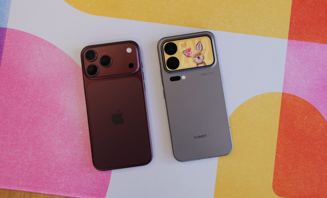 Vista trasera de un iPhone 18 Pro Max en color granate junto a un Xiaomi 18 Pro Max con pantalla secundaria en el módulo de cámaras sobre una superficie de colores.