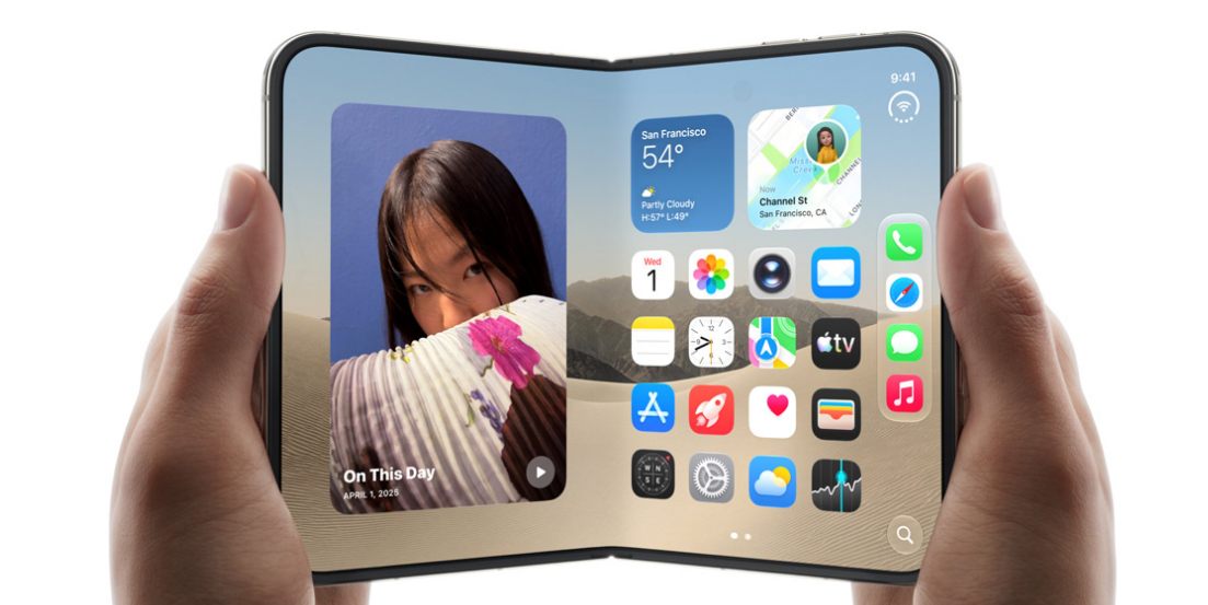 Dos manos sostienen el iPhone Duo parcialmente plegado en forma de libro, mostrando la pantalla principal dividida con la aplicación Fotos a la izquierda y el menú de inicio con widgets e iconos a la derecha.