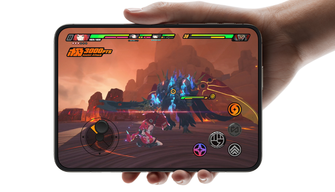 Primer plano de una mano sujetando en horizontal el iPhone Duo desplegado mientras se ejecuta un videojuego de acción con controles táctiles en pantalla.