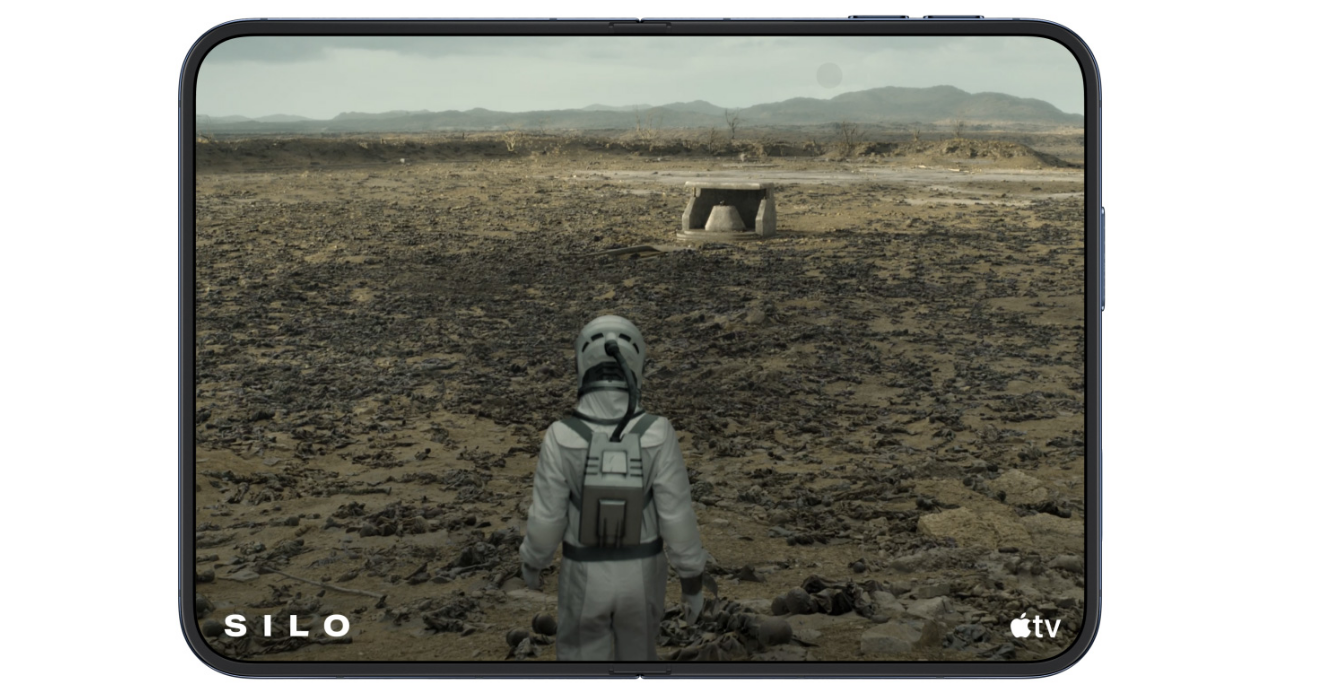 iPhone Duo desplegado mostrando una escena de la serie Silo en Apple TV+