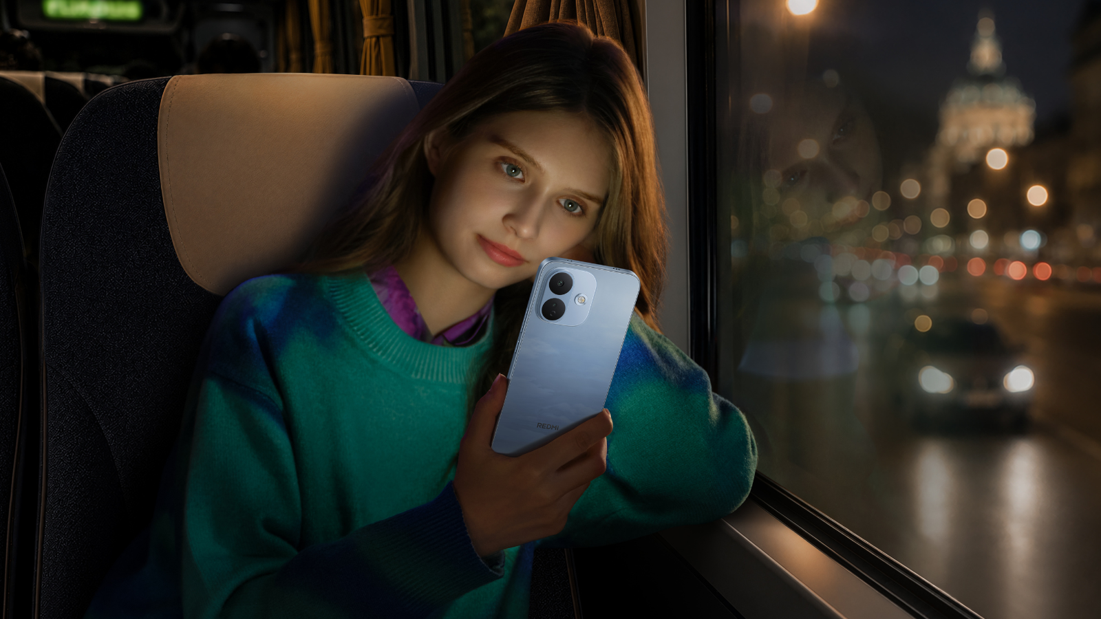 Mujer utilizando un smartphone REDMI Note 17 Pro 5G durante un trayecto nocturno en autobús.