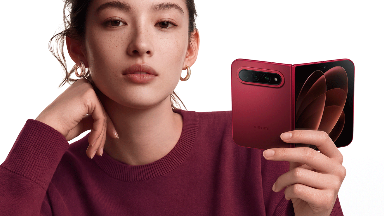Chica con el Xiaomi 18 Fold abierto