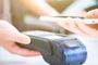 Pagando con el smartphone / Imagen de Magnific