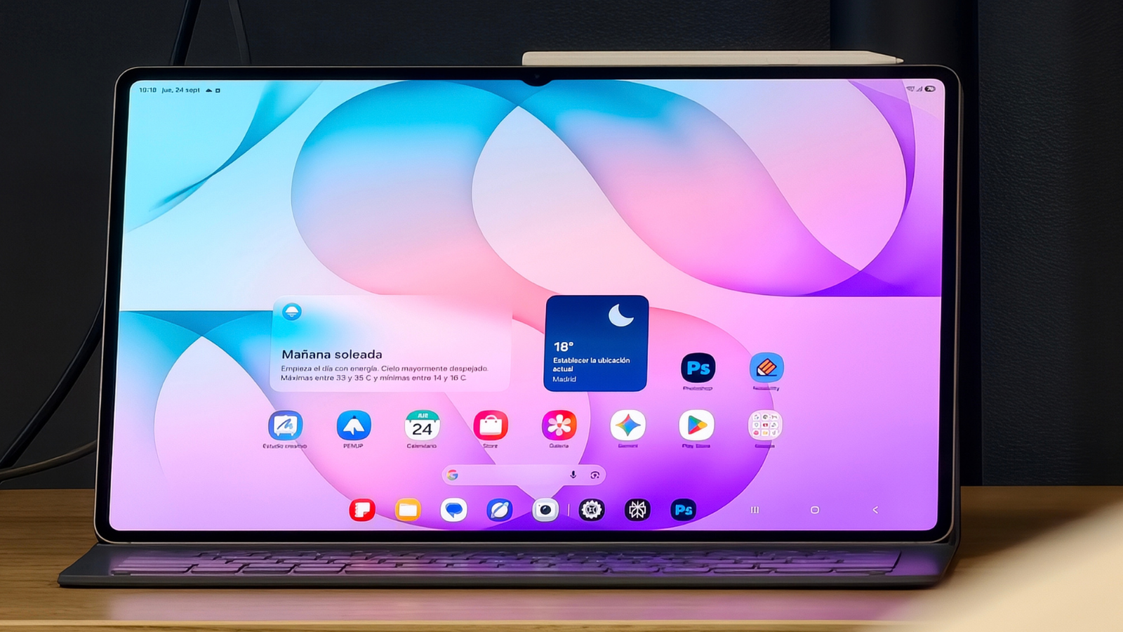 Vista frontal de la pantalla de la Samsung Galaxy Tab S12 Ultra mostrando el escritorio con widgets y aplicaciones.