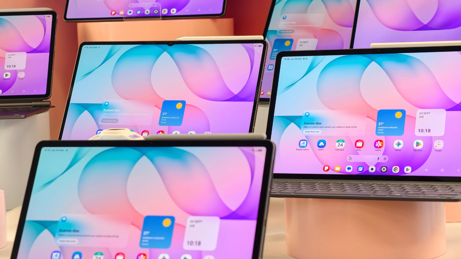 Primer plano de varias pantallas encendidas de la serie Samsung Galaxy Tab S12 mostrando la interfaz de usuario con fondos de tonos violetas y azules.