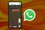Interfaz de personalización de burbujas de chat en WhatsApp sobre un fondo naranja con el logotipo de la aplicación.