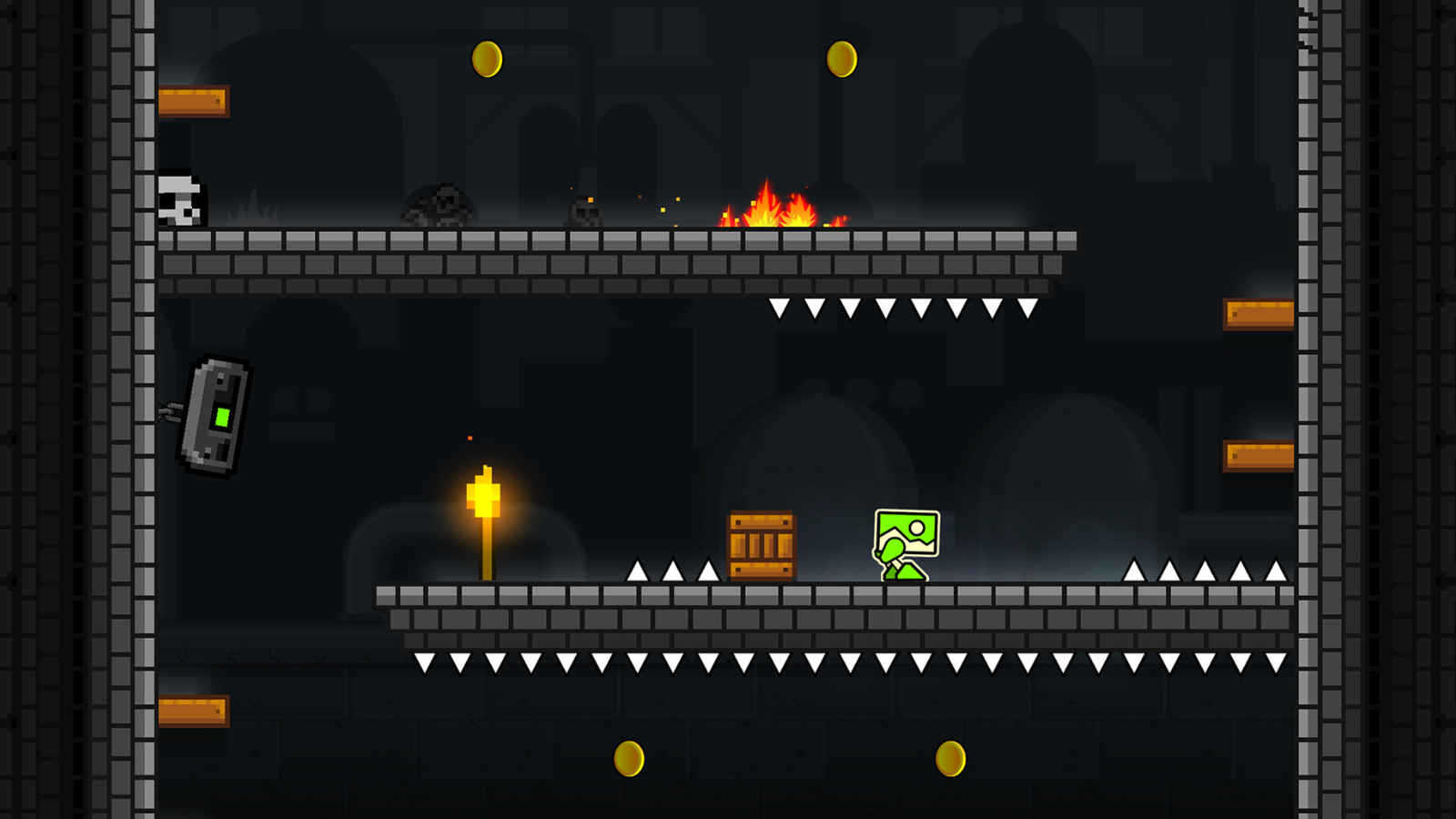 Personaje cuadrado verde en un nivel de plataformas de Geometry Dash con pinchos, fuego y monedas.