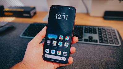 Primer plano de la pantalla del POCO F9 Ultra encendida mostrando el escritorio con aplicaciones y widgets.