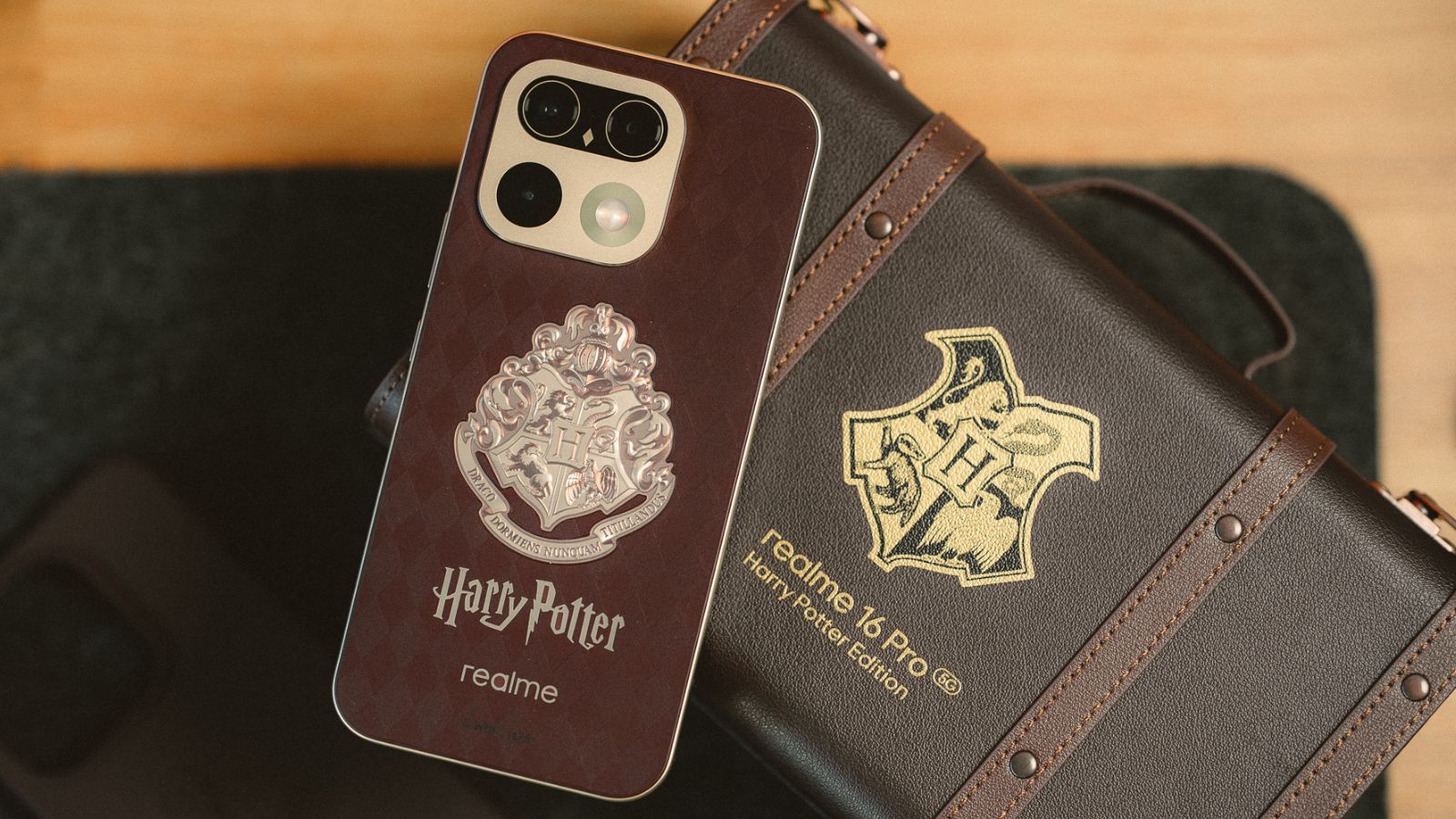 realme 16 Pro Harry Potter Edition sobre su caja