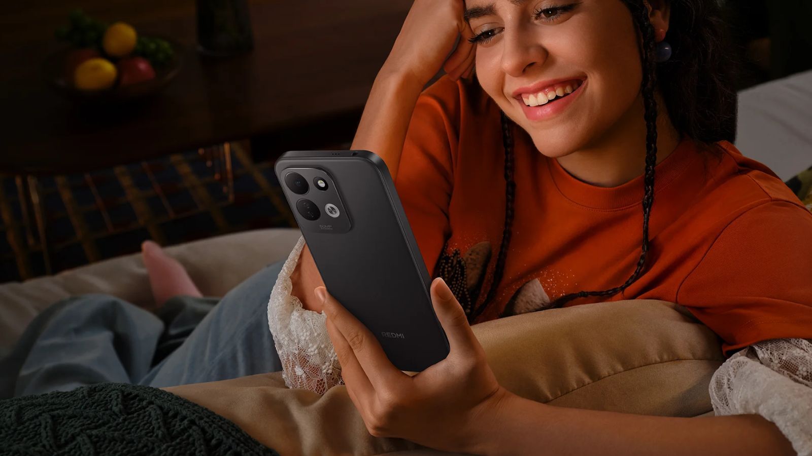 Chica con el REDMI 17 4G en la mano