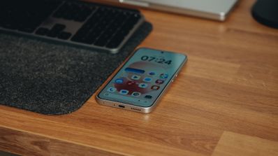 Teléfono inteligente Redmi Note 17 Pro Max apoyado en una mesa de madera con la pantalla de inicio activada mostrando la hora.