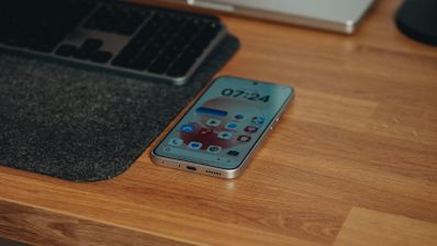 Teléfono inteligente Redmi Note 17 Pro Max apoyado en una mesa de madera con la pantalla de inicio activada mostrando la hora.