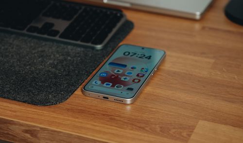 Teléfono inteligente Redmi Note 17 Pro Max apoyado en una mesa de madera con la pantalla de inicio activada mostrando la hora.