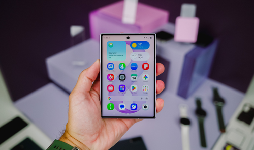 Pantalla exterior del Samsung Galaxy Z Fold8 con apps en la mano