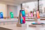 Una tienda con smartphones expuestos / Imagen generada con IA