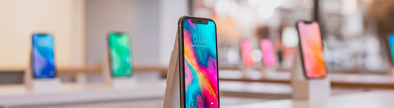 Una tienda con smartphones expuestos / Imagen generada con IA