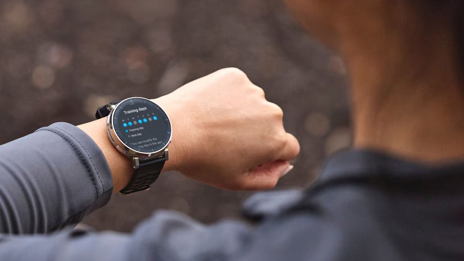 Primer plano de una persona consultando la interfaz de entrenamiento en un Amazfit Active 3 Premium colocado en la muñeca.