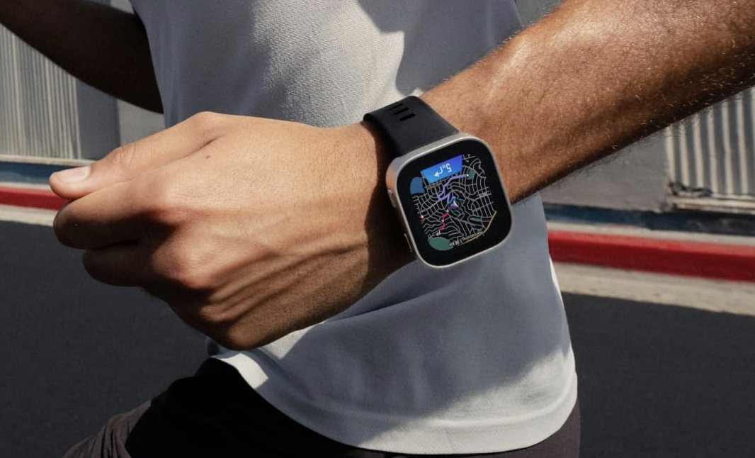 Reloj inteligente Amazfit Bip Max en la muñeca de una persona que corre, mostrando un mapa de navegación en su pantalla rectangular.