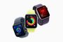 Tres relojes inteligentes Apple Watch SE 3 con diferentes correas y pantallas de actividad, salud y ritmo cardíaco sobre fondo blanco.