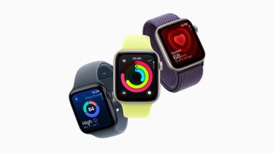 Tres relojes inteligentes Apple Watch SE 3 con diferentes correas y pantallas de actividad, salud y ritmo cardíaco sobre fondo blanco.