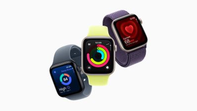 Tres relojes inteligentes Apple Watch SE 3 con diferentes correas y pantallas de actividad, salud y ritmo cardíaco sobre fondo blanco.