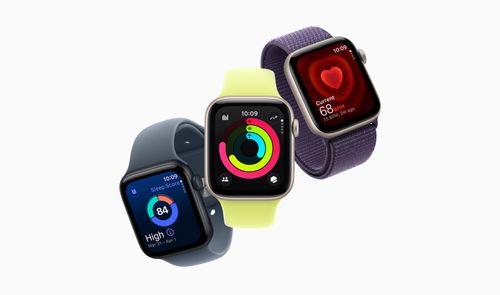 Tres relojes inteligentes Apple Watch SE 3 con diferentes correas y pantallas de actividad, salud y ritmo cardíaco sobre fondo blanco.
