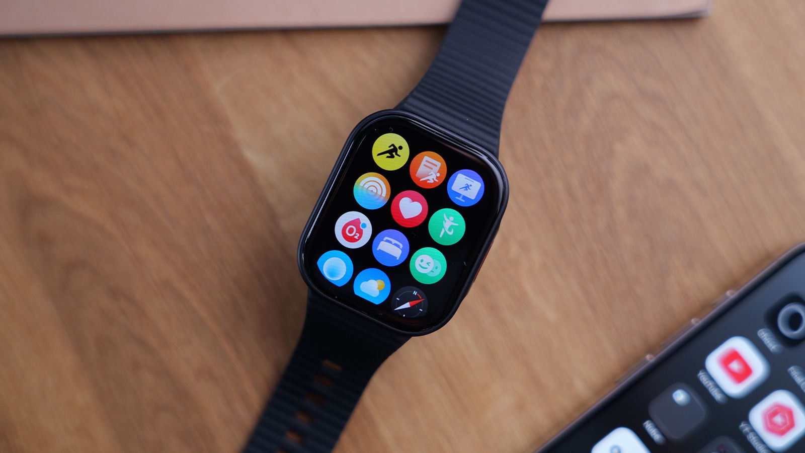 Cuadrícula de aplicaciones en la pantalla del Redmi Watch 6 Lite.