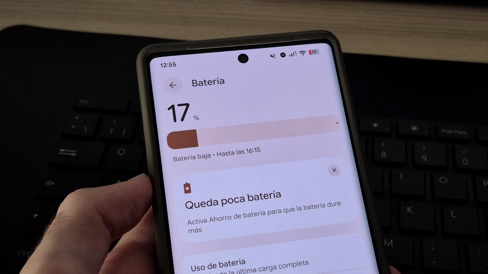 Primer plano de la pantalla de un móvil Android mostrando un 17 por ciento de batería y el aviso de batería baja.