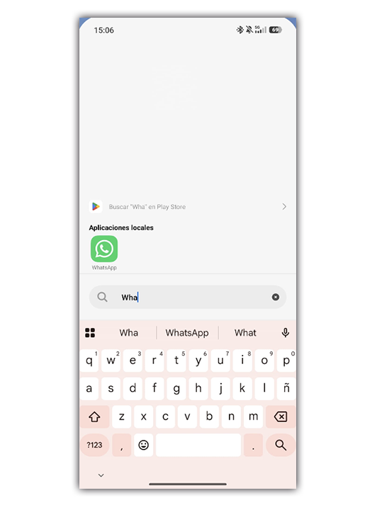 Interfaz de búsqueda de aplicaciones en un teléfono Xiaomi con el teclado desplegado y el icono de WhatsApp como resultado local.