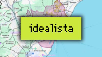 Logotipo de idealista sobre un mapa de búsqueda de viviendas en una zona costera.