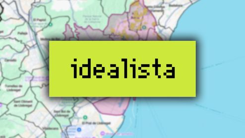 Logotipo de idealista sobre un mapa de búsqueda de viviendas en una zona costera.