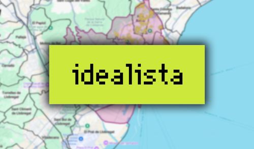 Logotipo de idealista sobre un mapa de búsqueda de viviendas en una zona costera.