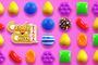 Tablero de juego de Candy Crush Saga con caramelos de colores sobre fondo rosa.