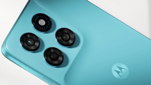 Primer plano del módulo de cámaras traseras del Moto G47 Power en color azul turquesa.