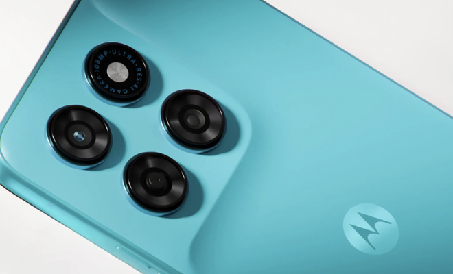 Primer plano del módulo de cámaras traseras del Moto G47 Power en color azul turquesa.