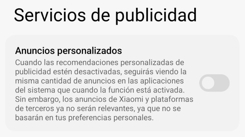 Menú de configuración de Servicios de publicidad en un dispositivo Xiaomi con el interruptor de anuncios personalizados desactivado.