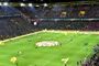 Vista panorámica nocturna de las gradas y el césped del Signal Iduna Park durante la previa de un partido del Borussia Dortmund.