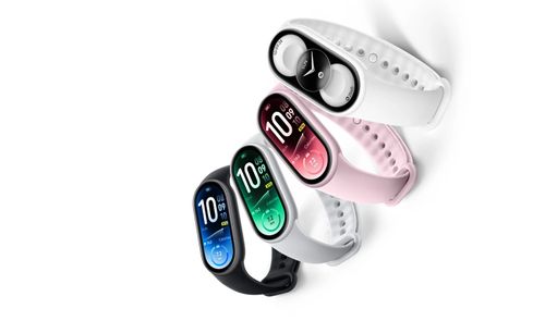 Cuatro unidades de Xiaomi Smart Band 11 con diferentes correas y esferas de colores en fondo blanco.