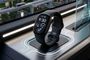 Fitbit Edge sobre una mesa con luces futuristas
