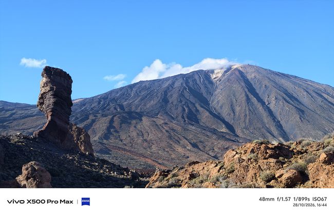 Paisaje diurno del Teide y el Roque Cinchado en Tenerife bajo un cielo despejado, tomado con un vivo-X500.