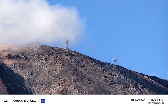 Detalle de la ladera del Teide con nubes y antenas de comunicación, fotografiado con el vivo-X500.