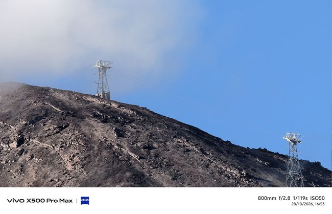 Primer plano de la ladera volcánica y torres de comunicación del Teide capturado con un vivo-X500.