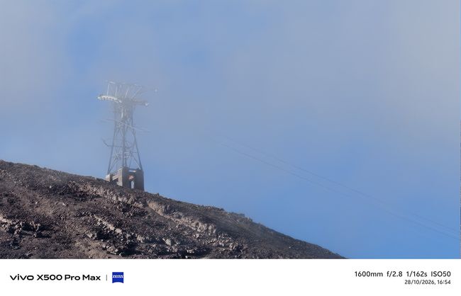 Torre de telecomunicaciones en la cumbre del Teide entre la bruma, capturada con un vivo-X500.