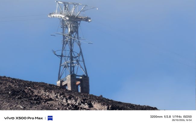 Primer plano de una torre de alta tensión sobre terreno volcánico en el Teide con un vivo-X500.